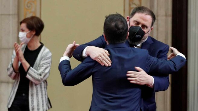 Pere Aragonés, felicitado por Oriol Junqueras. Pere Aragonés, felicitado por Oriol Junqueras.