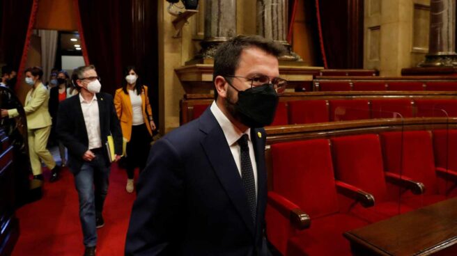 Pere Aragonès entra en el hemiciclo