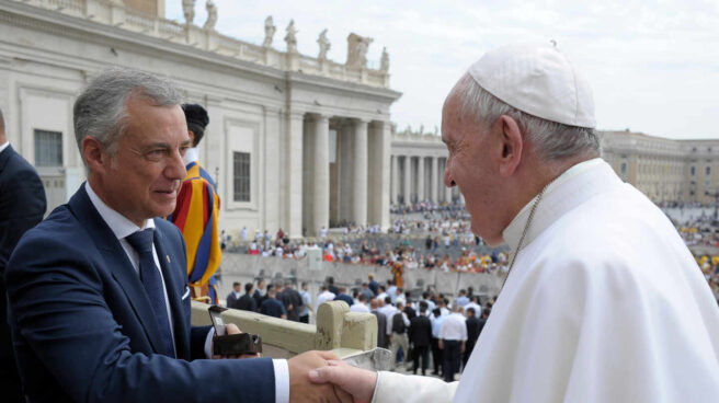 Audiencia_Papa_Francisco El Papa Francisco saluda al lehendakari Iñigo Urkullu durante su visita el 28 de agosto de 2019 al Vaticano.