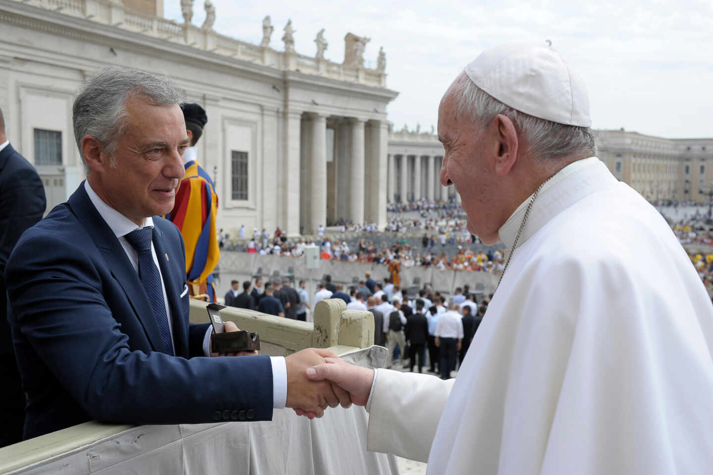 El Papa Francisco saluda al lehendakari Iñigo Urkullu durante su visita el 28 de agosto de 2019 al Vaticano.