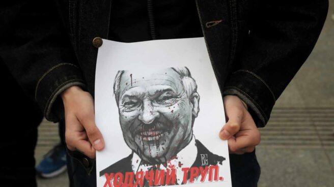 Aleksader Lukashenko, el dictador que desafía a Europa Un manifestante sostiene un cartel con la imagen de Aleksander Lukashenko, el dictador bielorruso