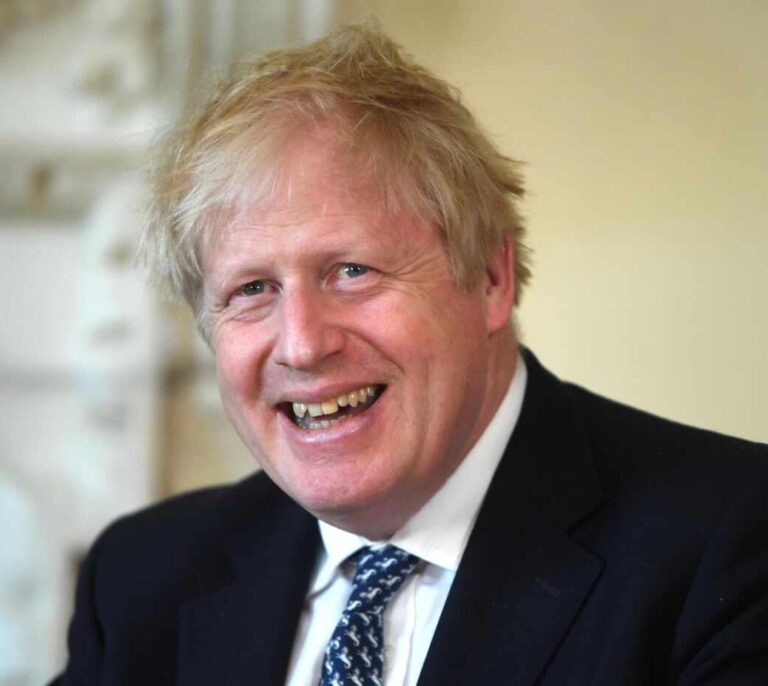 Boris Johnson rentabiliza la vacunación en las elecciones y deja KO a los laboristas