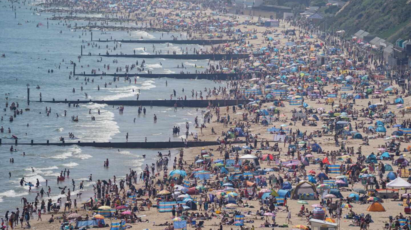 Cientos de británicos disfrutan de la playa de Bournemouth, Reino Unido