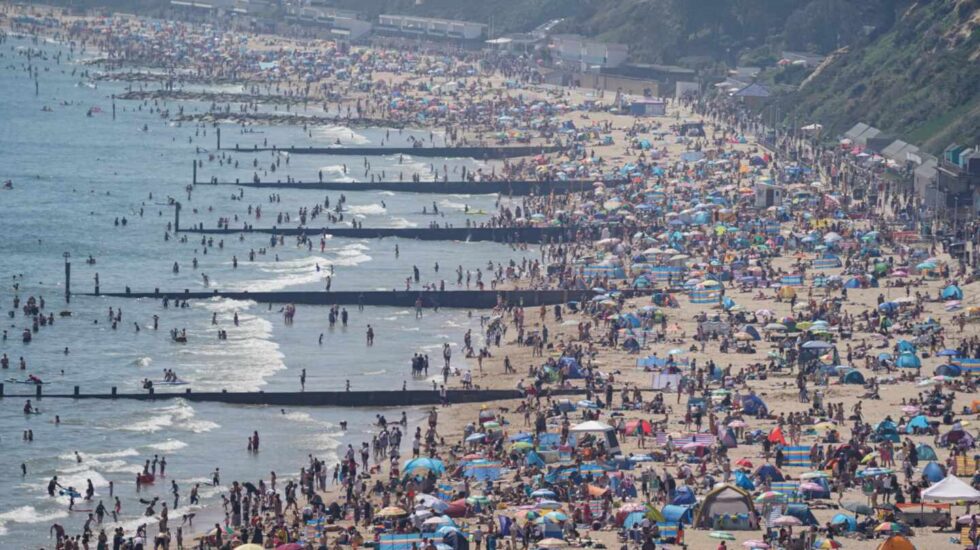 Cientos de británicos disfrutan de la playa de Bournemouth, Reino Unido