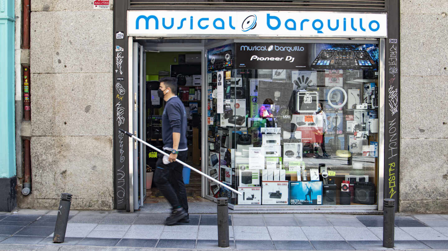 Musical Barquillo, en el número 32, uno de los pocos locales de sonido que resisten en la calle Barquillo