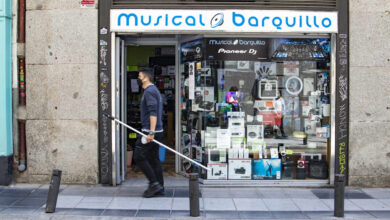 La resistencia de Barquillo: solo cuatro tiendas aguantan en la calle del sonido
