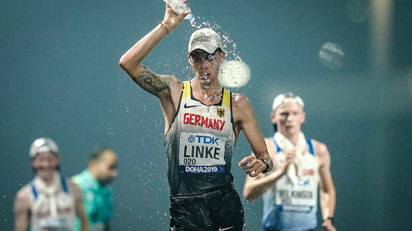 El atleta alemán Christopher Linke se echa una botella de agua en la cabeza durante la prueba de 20 km marcha en los Mundiales de atletismo de Qatar 2019