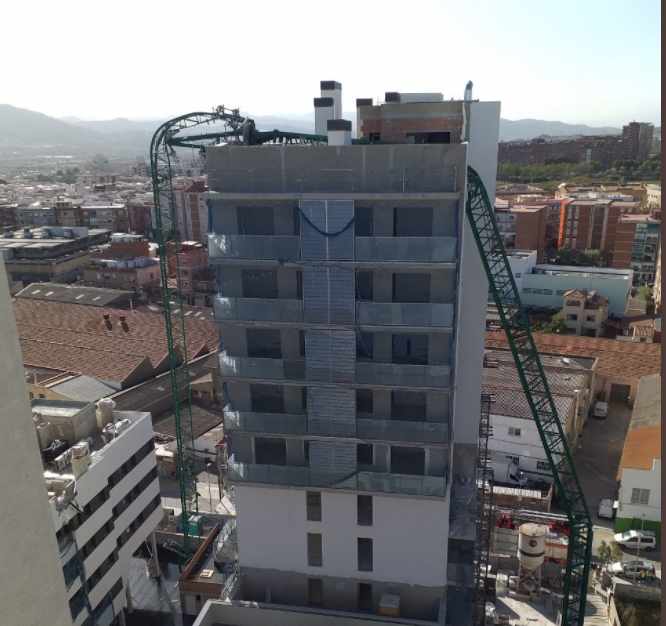 Una grúa se desploma sobre un edificio en construcción de Cornellà