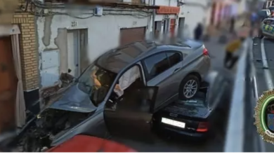 Aparatoso accidente en Sevilla: cae un coche por un desnivel e impacta con otros vehículos