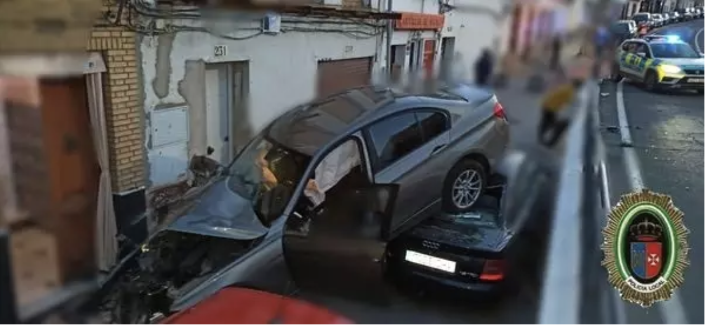 Aparatoso accidente en Sevilla: cae un coche por un desnivel e impacta con otros vehículos