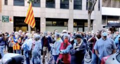 Votantes de Junts se manifiestan en la sede de ERC: "Junqueras, traidor, púdrete en prisión"