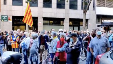 Votantes de Junts se manifiestan en la sede de ERC: "Junqueras, traidor, púdrete en prisión"