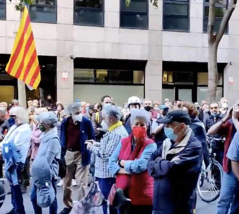 Votantes de Junts se manifiestan en la sede de ERC: "Junqueras, traidor, púdrete en prisión"