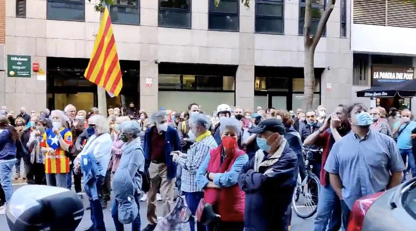 Votantes de Junts se manifiestan en la sede de ERC: "Junqueras, traidor, púdrete en prisión"