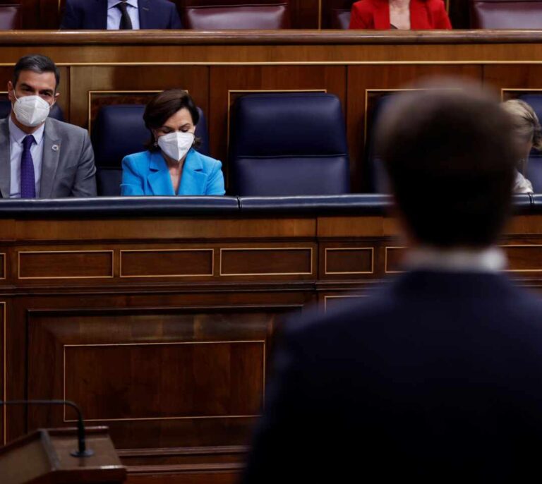 Sánchez y Casado: "Se le está poniendo cara de Rivera" y "a usted de Zapatero"