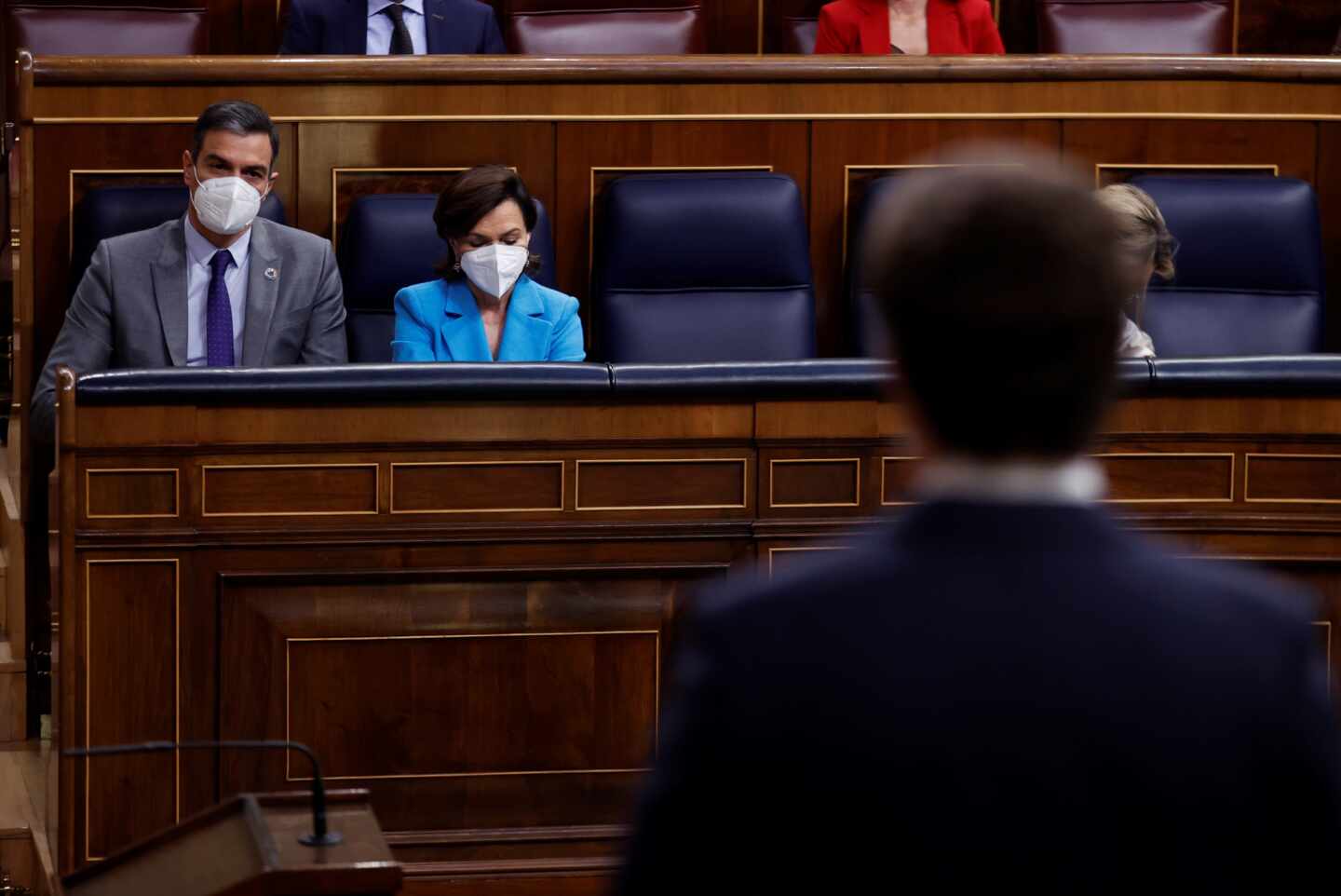 Casado se dirige a Sánchez en el Congreso.