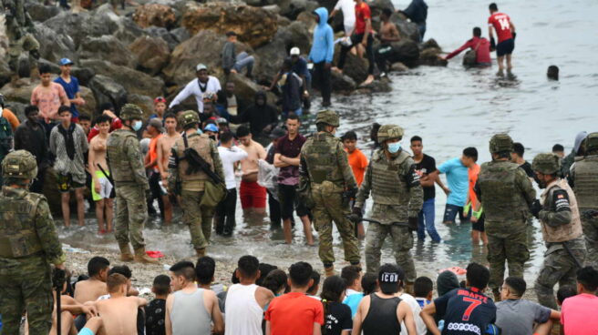 Menores en la llegada masiva a Ceuta en mayo por la playa del Tarajal.