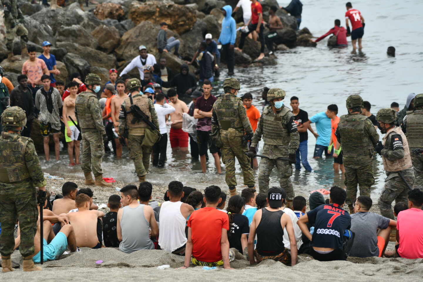 Menores en la llegada masiva a Ceuta en mayo por la playa del Tarajal.