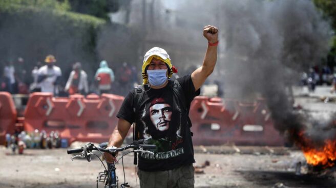 Un manifestante colombiano levanta el puño en una protesta en Cali