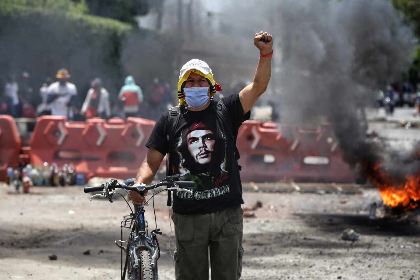 Un manifestante colombiano levanta el puño en una protesta en Cali