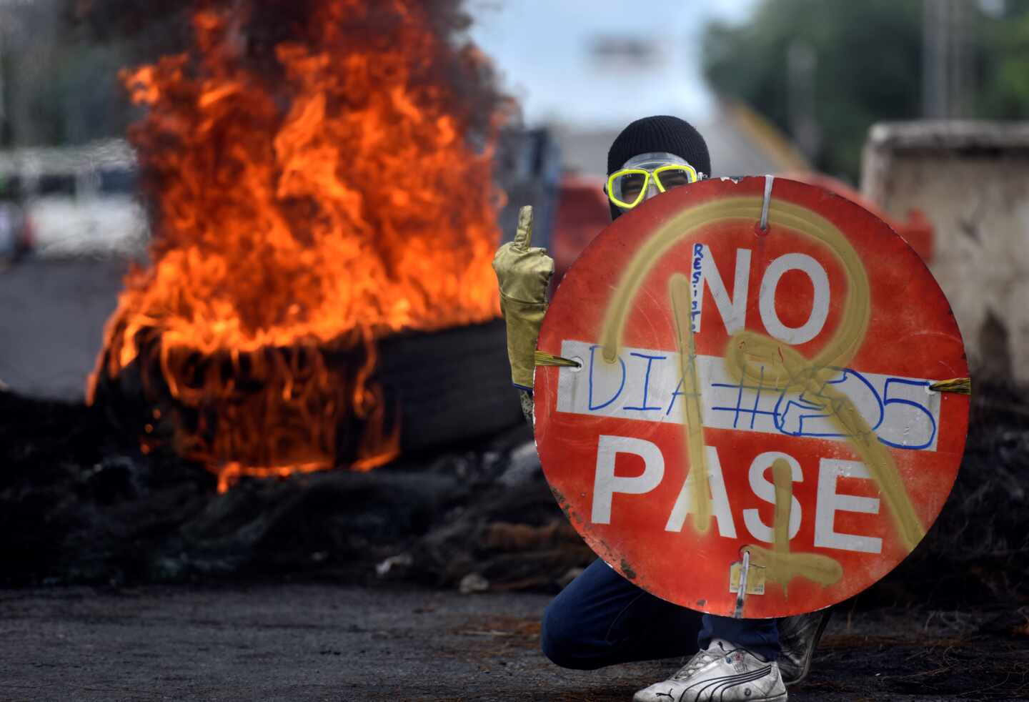 Un manifestante sostiene una señal de prohibido en una protesta contra el presidente, Iván Duque