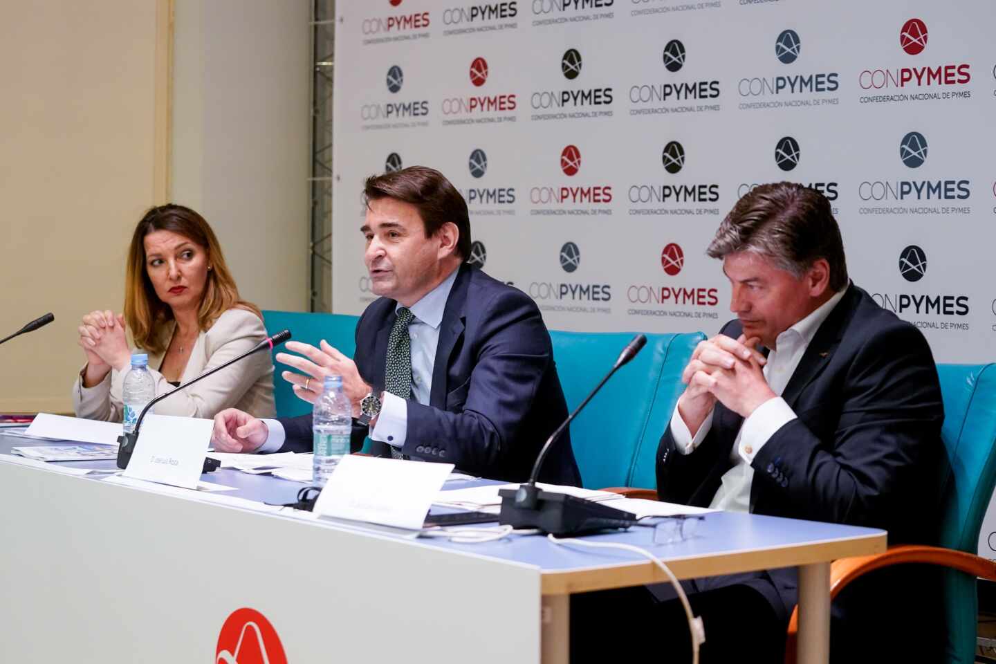 La secretaria general de la unión de autónomos UATAE, María José Landaburu; el presidente de Conpymes, José Luis Roca y el presidente de PIMEC, Antoni Cañete, durante el acto de presentación de Conpymes.