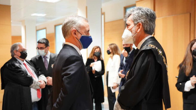El lehendakari Iñigo Urkullu conversa con el presidente del CGPJ, Carlos Lesmes.