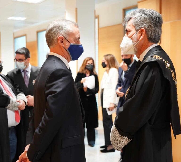 El 'estado de alarma' de Urkullu: en 'zona roja', rodeado de vecinos sin cierre y jueces en contra