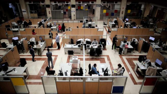 La declaración de la renta por teléfono crece un 30% este año frente a los meses del confinamiento Vista general de una oficina de la Agencia Tributaria.