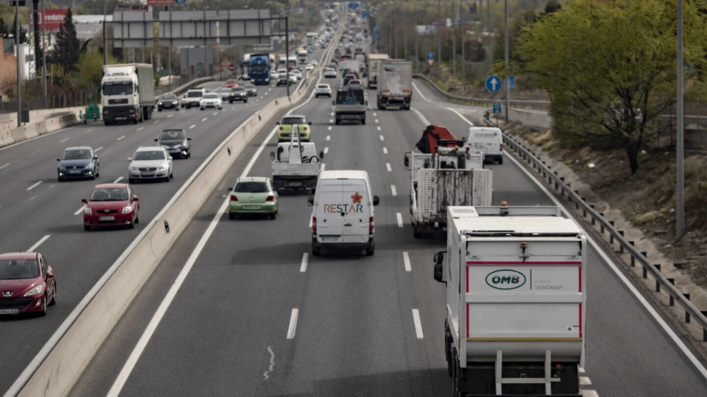 Tráfico de coches en la autovía del Sur o A-4, antiguamente llamada autovía de Andalucía a la altura de la localidad de Pinto.