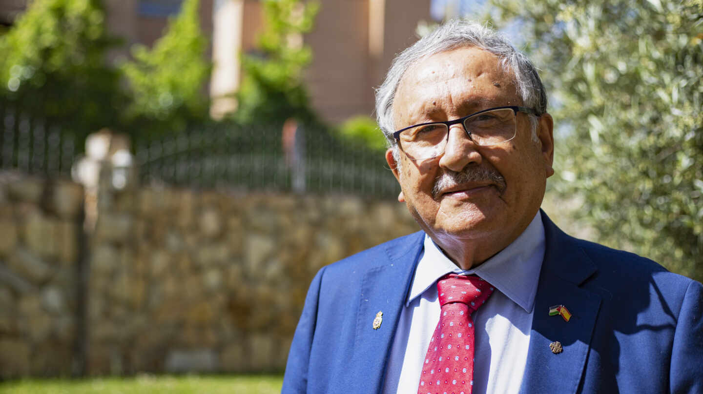 El embajador de Palestina en España, Musa Amer Odeh, en el jardín de la Embajada de Madrid