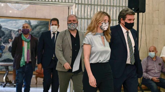 La ministra de Trabajo, Yolanda Díaz, junto al ministro de Seguridad Social, José Luis Escrivá; el presidente de Cepyme, Gerardo Cuerva, y los secretarios generales de UGT y CCOO, Pepe Álvarez y Unai Sordo.