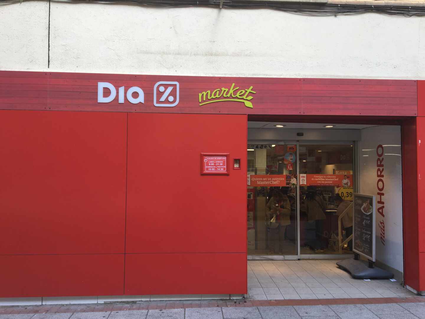 Dia renueva sus tiendas y rediseña su marca propia para liderar el comercio  de proximidad en España