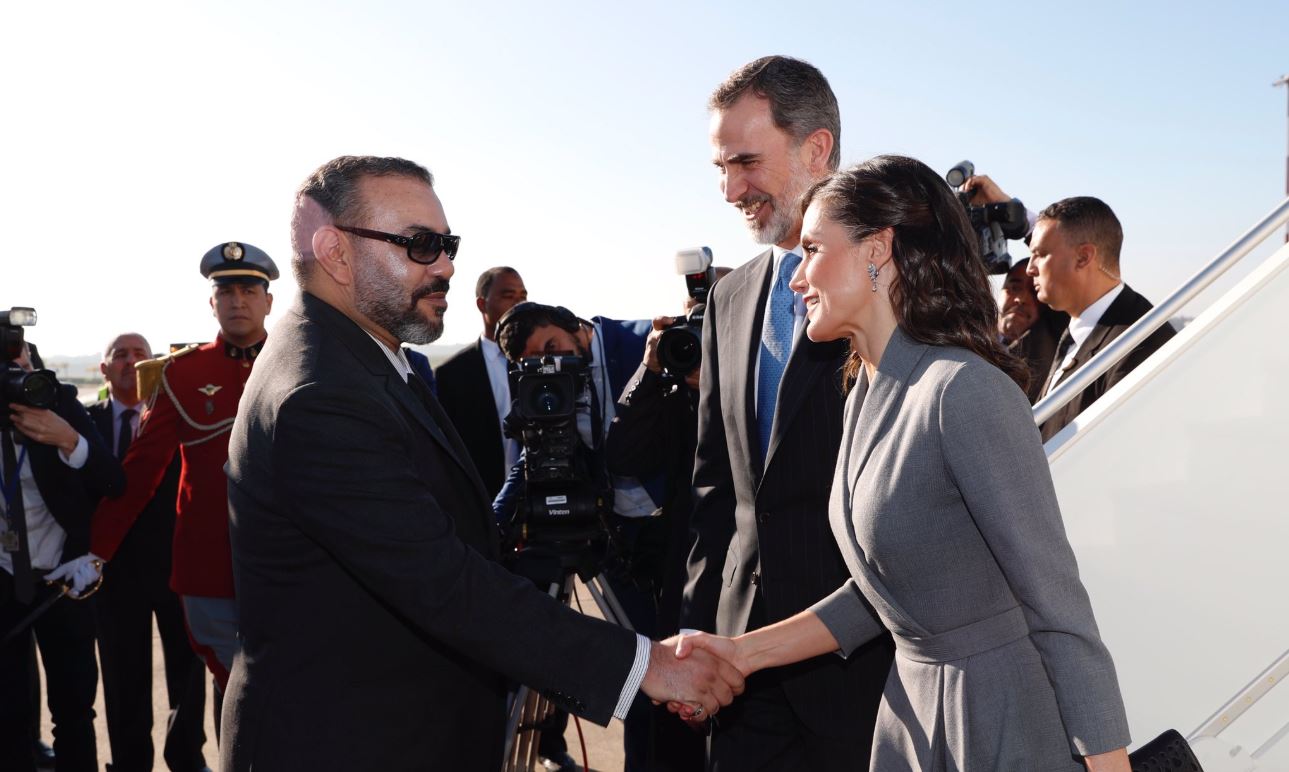 Los Reyes son recibidos por el monarca Mohamed VI en su llegada a Rabat, en una imagen de archivo.