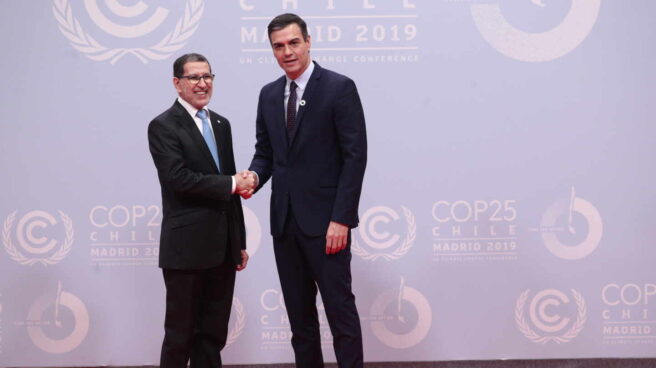 Pedro Sánchez posa junto al presidente de Marruecos, Saadeddine Othmani.