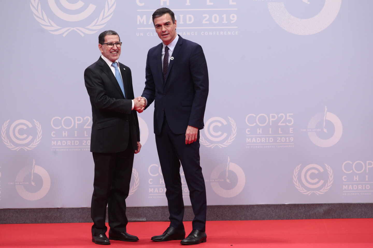 Pedro Sánchez posa junto al presidente de Marruecos, Saadeddine Othmani.