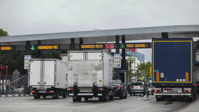 DB Schenker amplía su red global con dos nuevas adquisiciones en España Varios camiones esperan para pasar por un acceso de peaje.