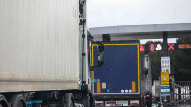 Varios camiones esperan para pasar por el peaje de acceso a Mercamadrid