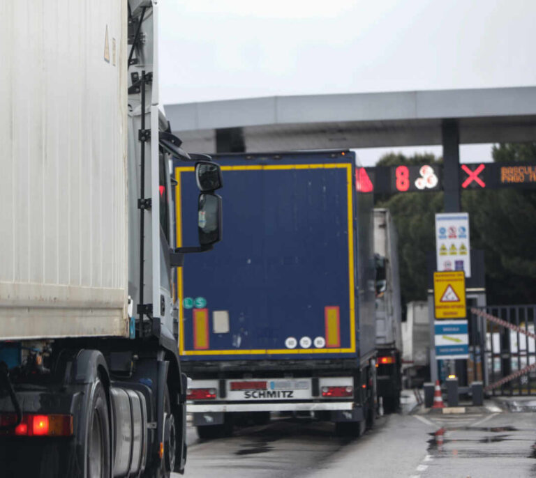 Los transportistas mantendrán el paro convocado antes de Navidad tras reunirse con el Gobierno