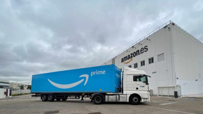 Un camión llega a las inmediaciones de Amazon Spain Fulfillment, la filial logística del gigante de comercio electrónico en España,