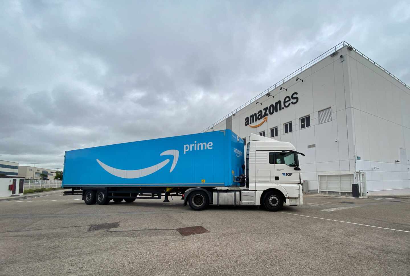 Un camión llega a las inmediaciones de Amazon Spain Fulfillment, la filial logística del gigante de comercio electrónico en España,