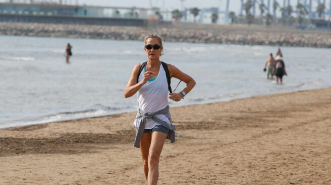 Una mujer corre por la playa de la Malvarrosa en mayo de 2020.