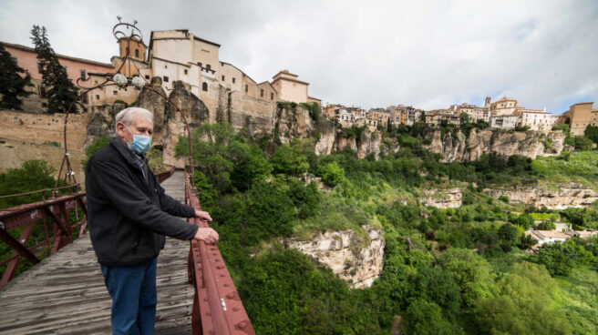 Un hombre camina protegido con mascarilla por el puente de San Pablo de Cuenca.