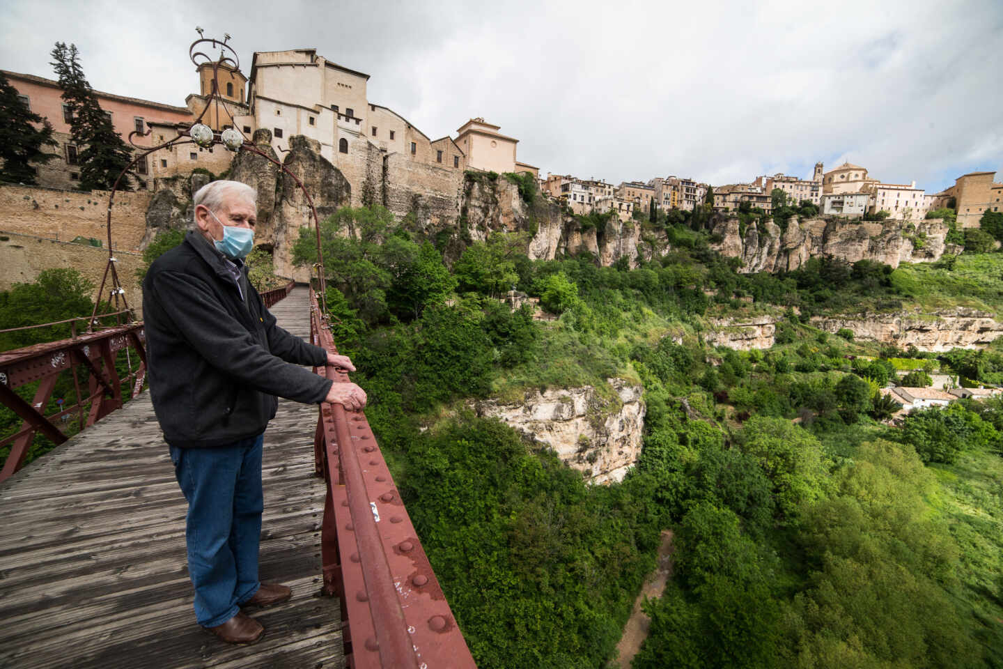 Un hombre camina protegido con mascarilla por el puente de San Pablo de Cuenca.