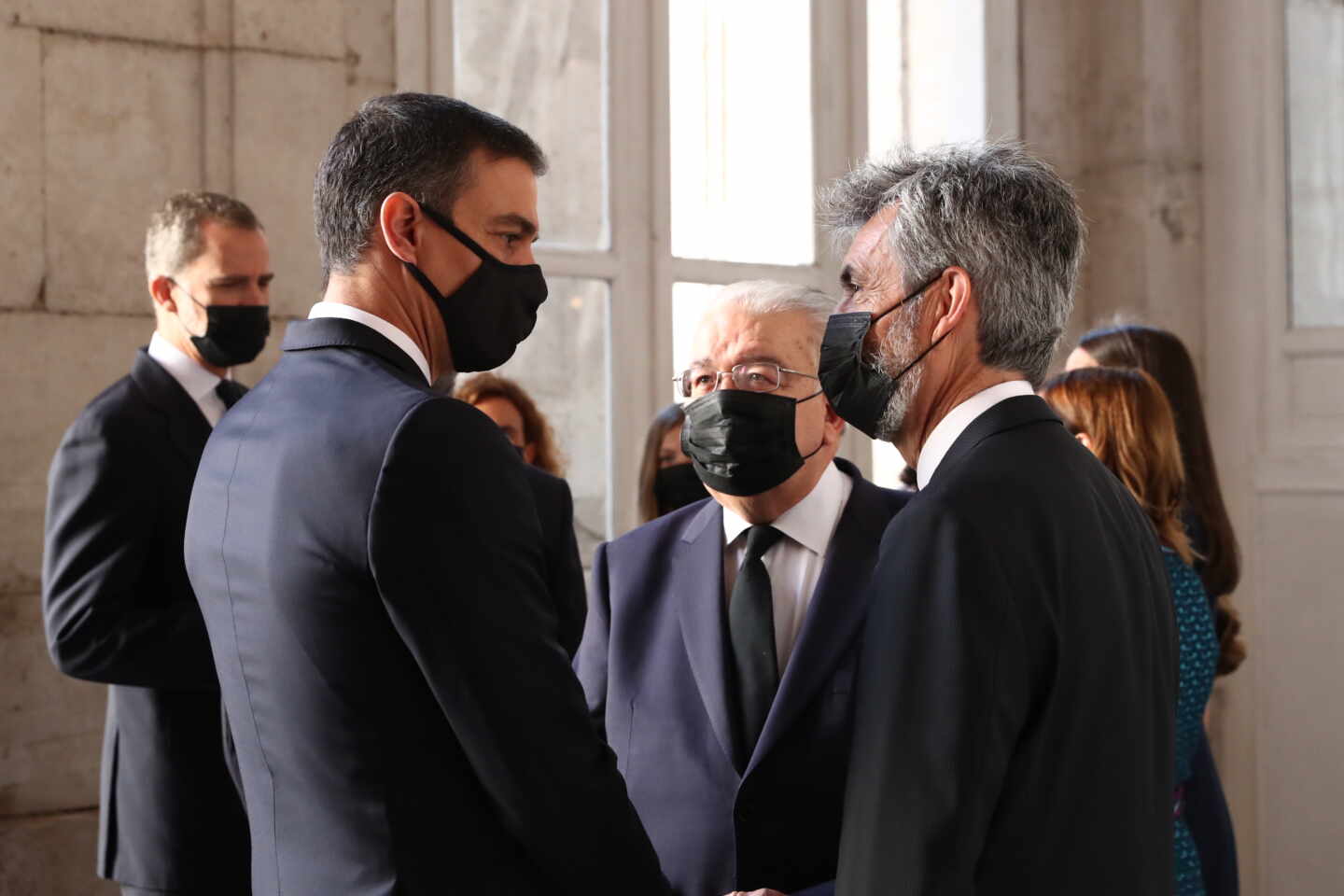 El presidente del Gobierno, Pedro Sánchez (1i), charla con el presidente del Tribunal Supremo y del Consejo General del Poder Judicial, Carlos Lesmes, en una imagen de archivo.