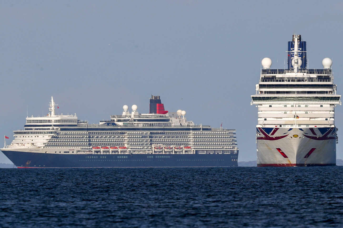 Dos cruceros en el mar