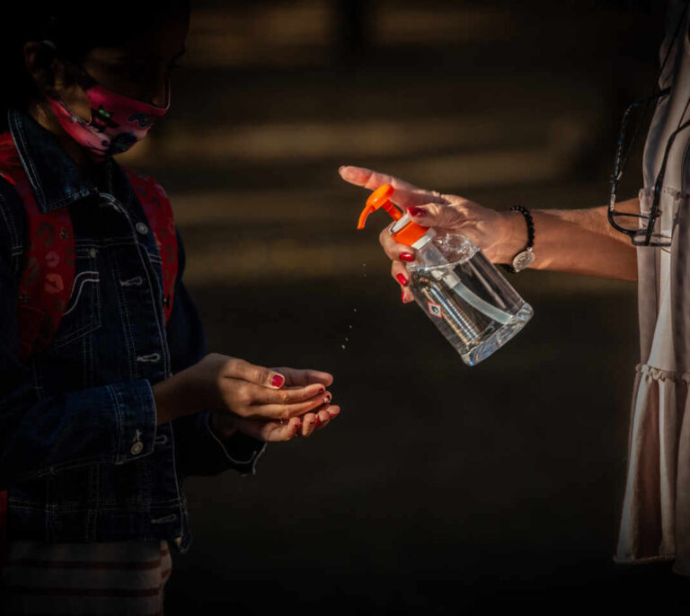 Sanidad y las CCAA acuerdan volver a la "máxima presencialidad" y rebajar la distancia entre alumnos a partir de septiembre