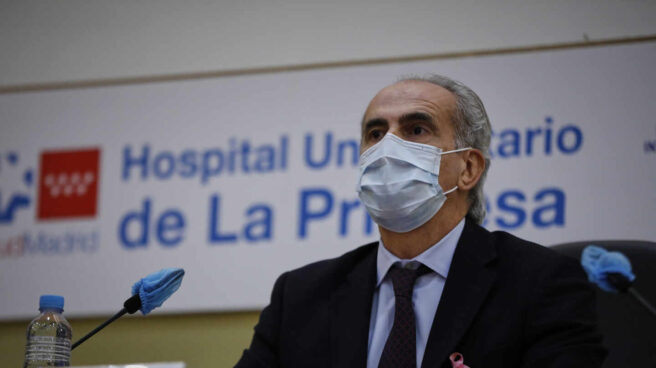 El consejero de Sanidad, Enrique Ruiz en el Hospital Universitario de La Princesa, Madrid.
