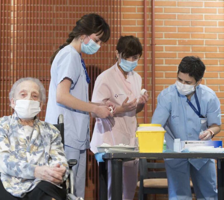 La enfermería vasca alerta de falta de un plan de personal ante el pico de vacunación en verano