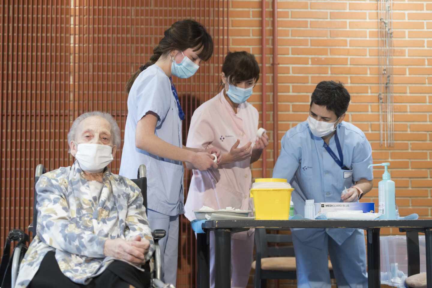 Enfermeras de Osakidetza se disponen a inocular la vacuna a una mujer.